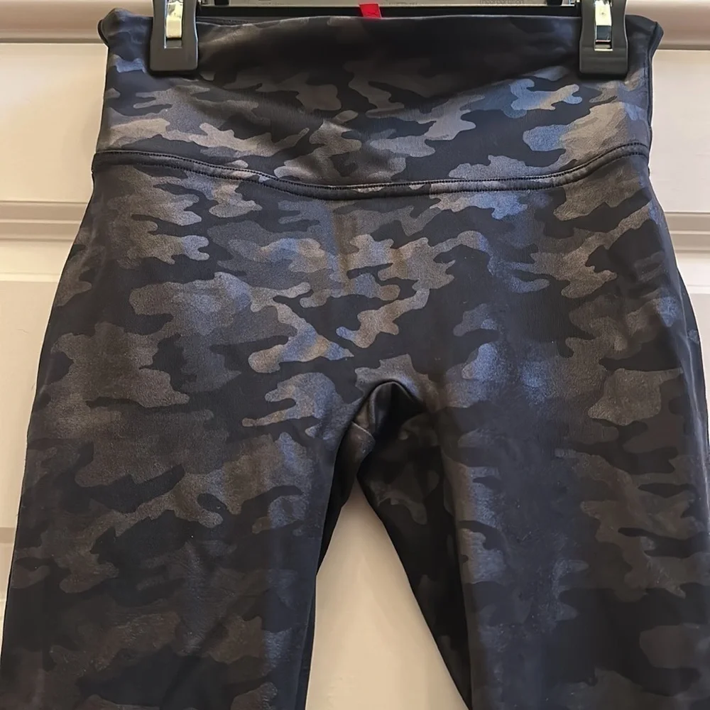 Spanx Faux Leather Camo Leggings Black SzS Like New